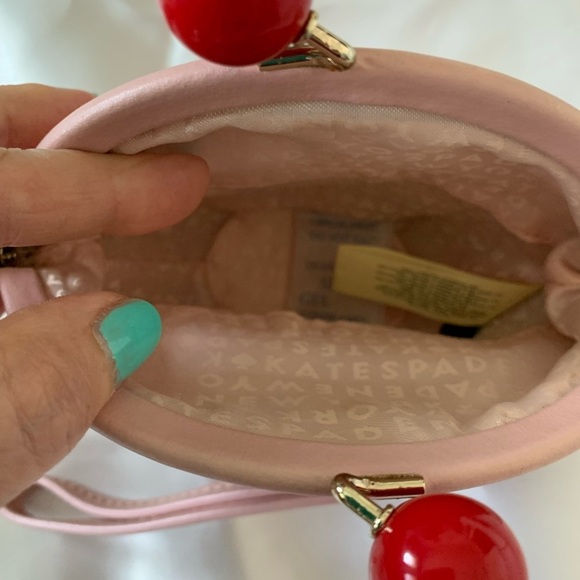 Kate Spade New York Limited Edition Cupcake Wristlet – Collector’s Item 🧁✨ - Picture 4 of 5